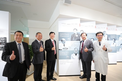 邱泰源召委(左二)在慈濟醫療志業林俊龍執行長(中)、副執行長郭漢崇(左一)及林欣榮院長(右二)與花蓮縣衛生局長朱家祥(右一)陪同下,共同討論翻轉偏鄉策略。