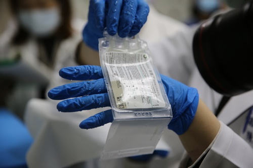 將CAR-T細胞出庫後送往二一東骨髓移植病房，經過解凍、核對等程序2