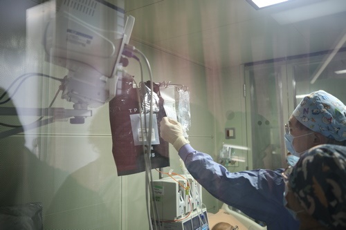 將CAR-T細胞出庫後送往二一東骨髓移植病房，經過解凍、核對等程序3