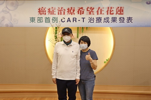 周紹賓醫師(左)與周太太(右)