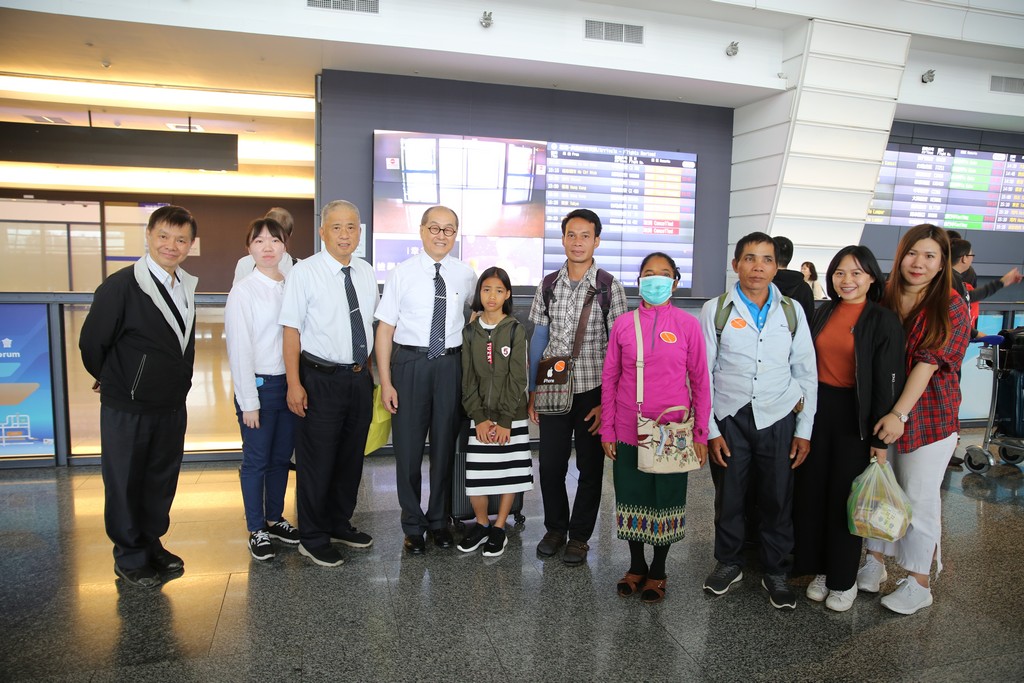 十月二十九日下午，罹患鼻竇鱗狀細胞癌的SENGKHAMHEN PEN(右四)與先生KEOKHOUNMUANG TEUT(右三)以及血管瘤的SOMSAKSY PANEKHAM(右六)與爸爸SOMSAKSY SOUK(右武)，在兩位翻譯志工陳碧玲（右一）與郭謹英（右二）的陪伴下，終於順利抵達臺灣。劉濟雨副執行長（左四）與泰國慈濟志工陳世忠（左三）師兄特地至桃園國際機場接機