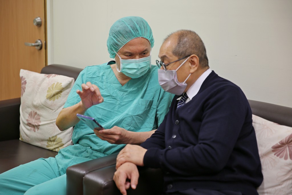 整形暨重建外科主任李俊達（左）向劉濟雨副執行長（右）說明小班克的術後恢復狀況。