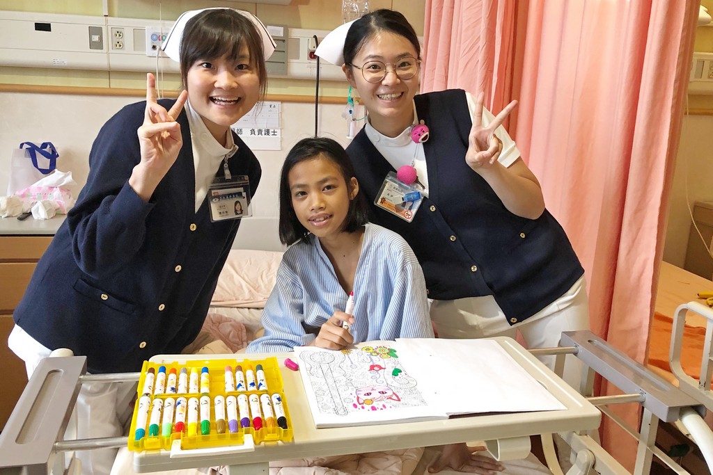 得知小班克很喜歡畫畫，整形外科病房的護理師特別送上彩色筆與畫冊，讓小班克很開心，住院期間一有空，就拿出彩色筆，沉浸在畫畫的世界裡。