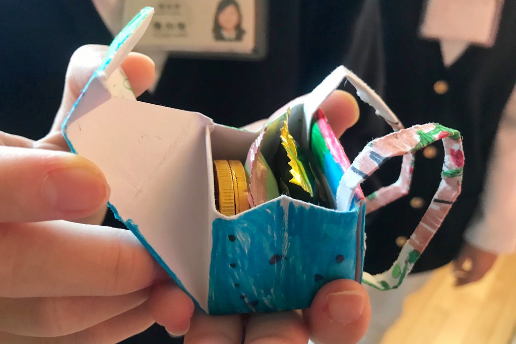 空白的畫紙塗上色彩繽紛的圖案，經過小班克的巧手一摺變成了小書包，小小的紙書包裡，放了滿滿的糖果，要將這小書包贈送給護理師，小班克表示，很感恩護理師姊姊將她當成她們自己的妹妹一樣照顧。