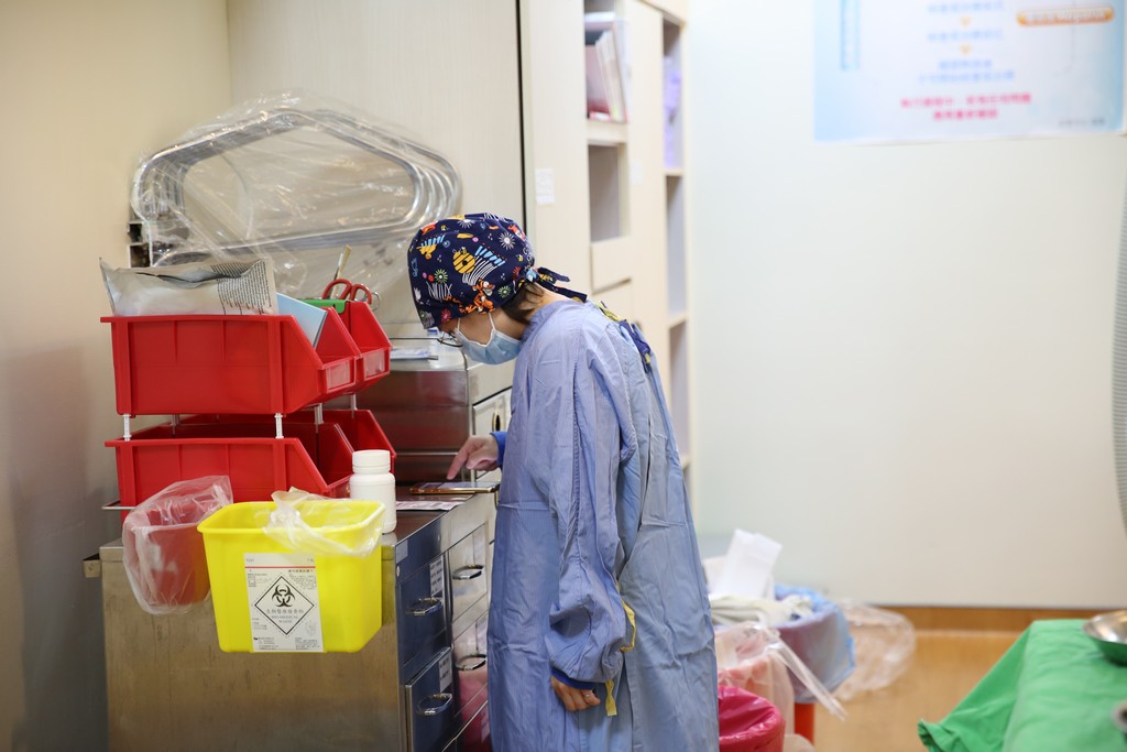 血管攝影檢查時，醫療團隊也透過手機播放與寮語相近的泰文歌曲，幫助班克放鬆心情。