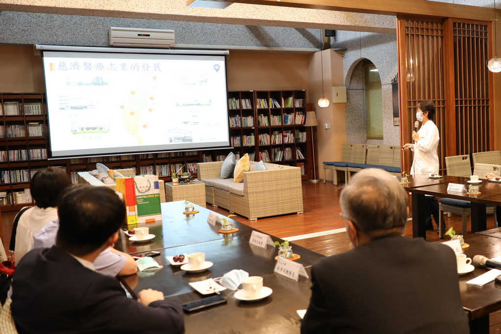 教學部主任謝明蓁，分享教學部的教學現況及特色時，學士後醫學系籌備處鄭紹宇主任不時以手機拍照紀錄