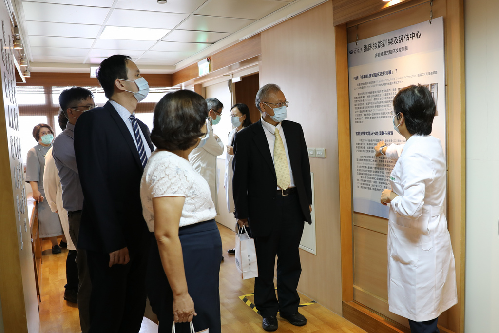中山大學學士後醫學系籌備團隊一行人，實地參訪臨床技能訓練及評估中心，由謝明蓁主任介紹東臺灣第一家具國家考場資格的客觀結構式臨床技能測驗 (OSCE，Objective Structured Clinical Examination)評測中心及臨床技能中心