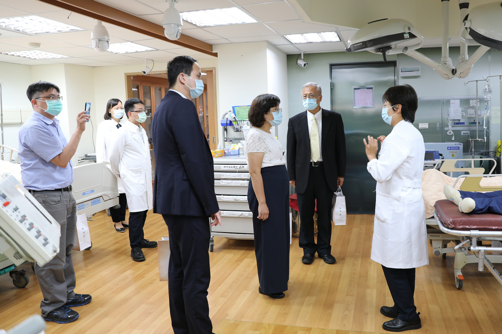 中山大學學士後醫學系籌備團隊一行人，實地參訪臨床技能訓練及評估中心，由謝明蓁主任介紹東臺灣第一家具國家考場資格的客觀結構式臨床技能測驗 (OSCE，Objective Structured Clinical Examination)評測中心及臨床技能中心