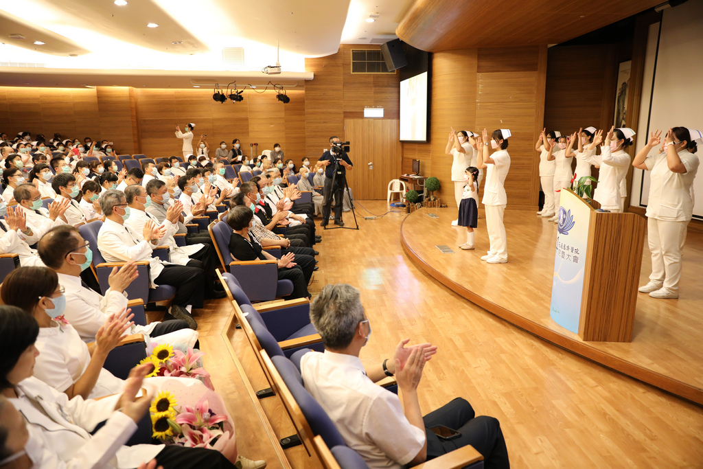 護理同仁與供應中心同仁以「幸福的臉」象徵林阿姨在醫院同仁心中的形象，向林阿姨「一生無悔，幸福護理」致意