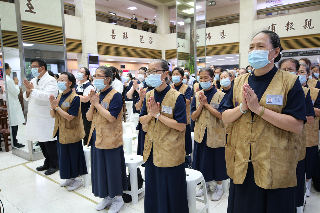 在精舍德愉師父、德侔師父、德宿師父、德讅師父、德瑼師父、德珞師父的引禮下，醫護人員、慈濟志工、會眾等人，虔誠唱誦爐香讚、開經偈、普門品，獻燈燭、鮮花、素果於佛前，為祈福會揭開序幕，場面莊嚴肅穆