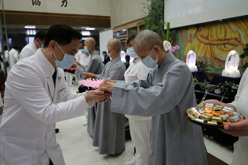 祈福會結束後，精舍師父與院長林欣榮、副院長許文林、黃志揚、一般外科醫師陳明群與白衣大士送上象徵平安的蘋果及巧妙克服壓力的巧克力，還有象徵事事如意的琉璃柿子與大眾結緣