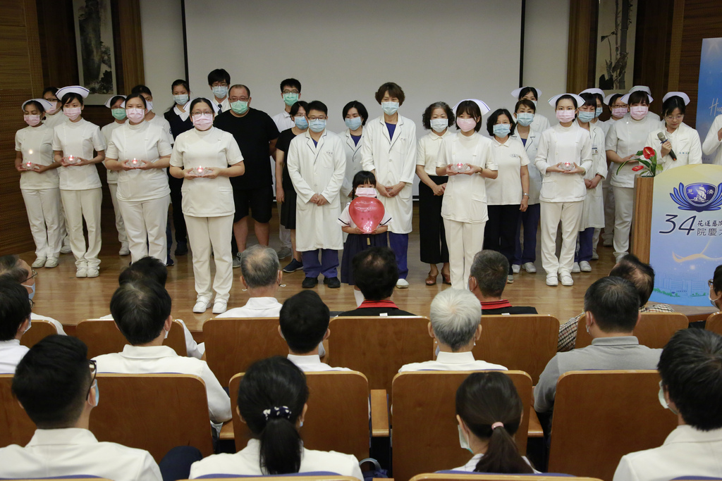 護理同仁與供應中心同仁以「幸福的臉」象徵林阿姨在醫院同仁心中的形象，向林阿姨「一生無悔，幸福護理」致意