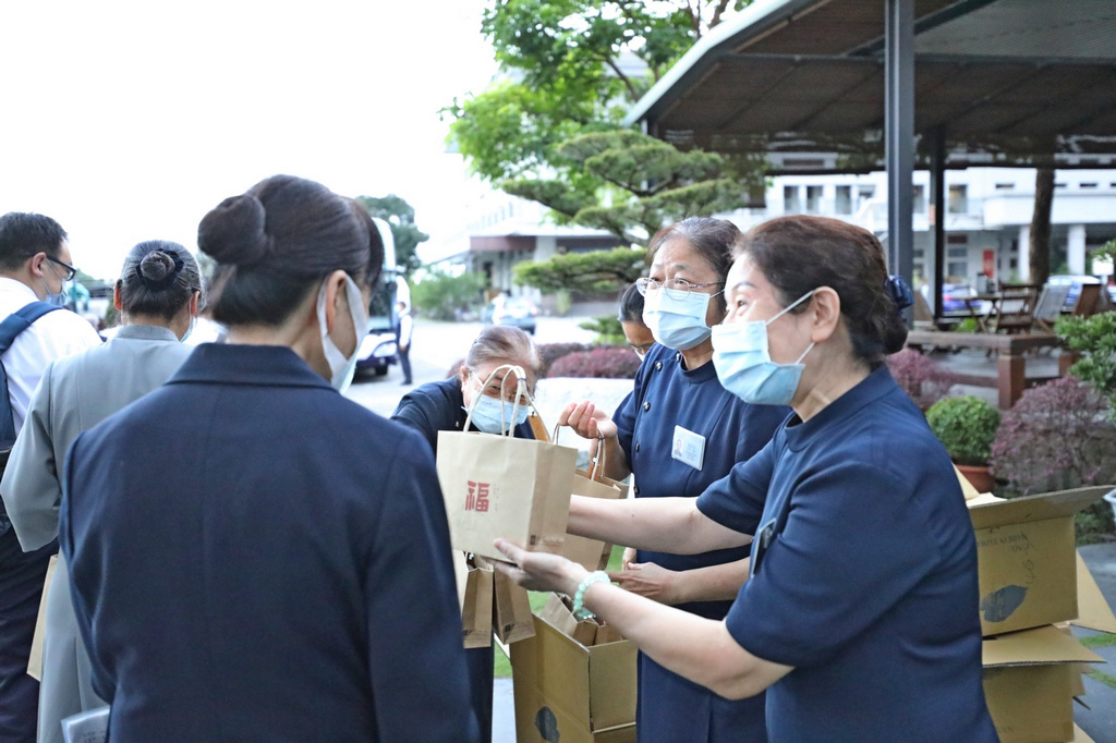 精舍常住師父與師姊們致予結緣品，同仁們歡喜感恩收下
