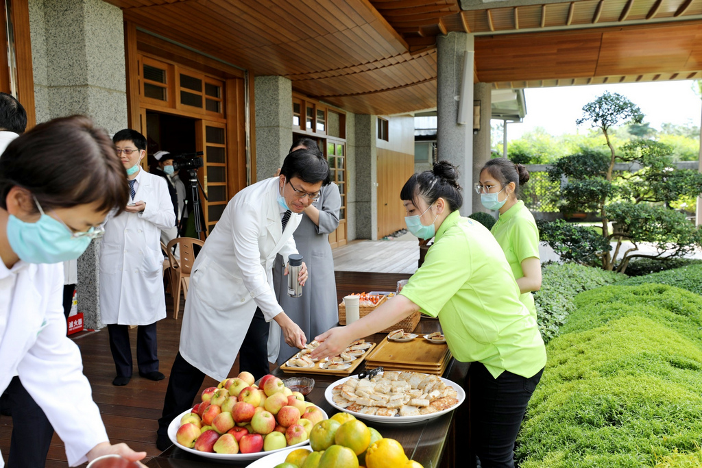 精舍師父、慈濟志工與院內工作人員用心準備水果及茶點，使同仁能於身心寬暢時間享用美味食物，開心暢談