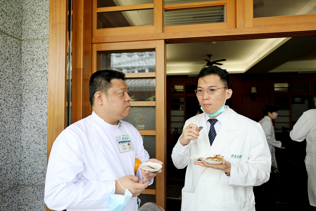 精舍師父、慈濟志工與院內工作人員用心準備水果及茶點，使同仁能於身心寬暢時間享用美味食物，開心暢談