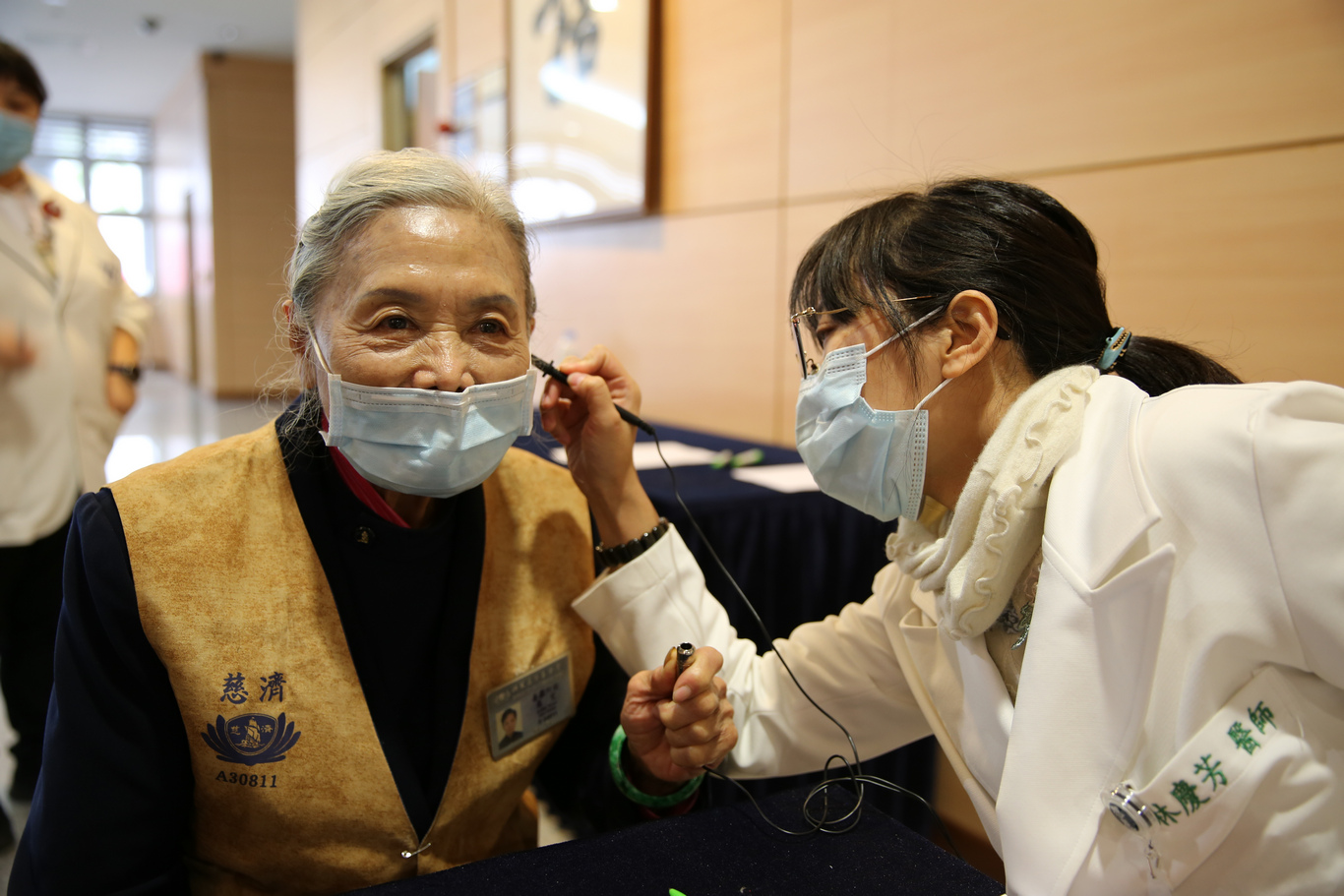 因應疫情，今年將餐會改成「守護志工健康」活動，所以安排中醫部耳穴健檢及老年醫學相關的衛教課程，增加志工的健康知識。