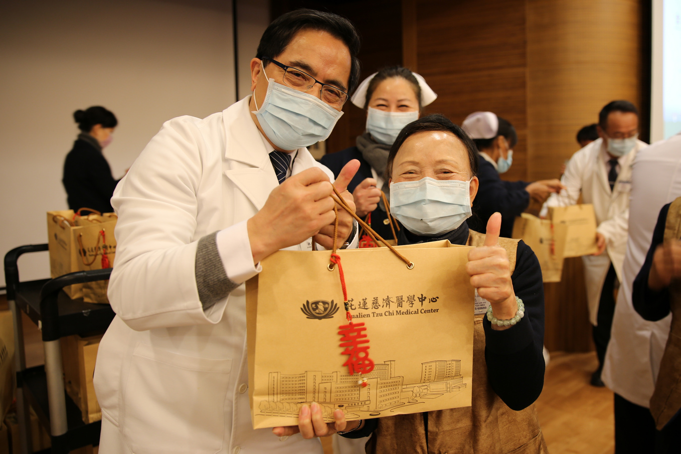 林欣榮院長(左)表示,感恩志工護持花蓮慈院,大部分志工都是老菩薩,天冷了都要很注意,尤其到了年關天氣寒冷,希望他們身體都要保重外,也要很健健康康、快快樂樂。 林欣榮院長(左)表示,感恩志工護持花蓮慈院,大部分志工都是老菩薩,天冷了都要很注意,尤其到了年關天氣寒冷,希望他們身體都要保重外,也要很健健康康、快快樂樂。