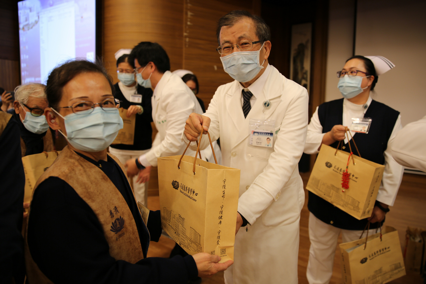 副院長吳彬安及護理部主任鍾惠君、副主任葉秀真、王琬詳等醫護團隊，代表全院送上平安幸福感恩禮。