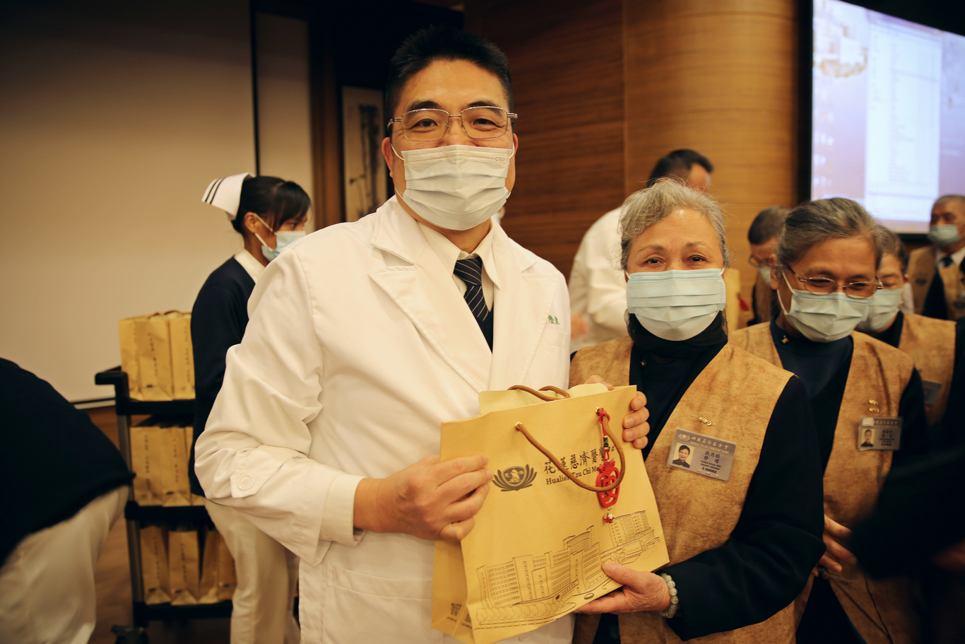 羅慶徽及護理部主任鍾惠君、副主任葉秀真、王琬詳等醫護團隊,代表全院送上平安幸福感恩禮。 羅慶徽及護理部主任鍾惠君、副主任葉秀真、王琬詳等醫護團隊,代表全院送上平安幸福感恩禮。