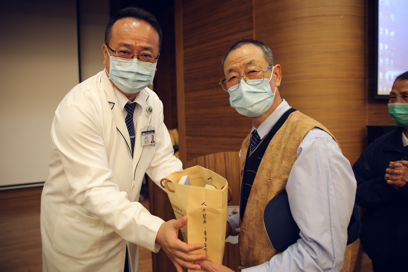 黃志揚及護理部主任鍾惠君、副主任葉秀真、王琬詳等醫護團隊,代表全院送上平安幸福感恩禮。 黃志揚及護理部主任鍾惠君、副主任葉秀真、王琬詳等醫護團隊,代表全院送上平安幸福感恩禮。