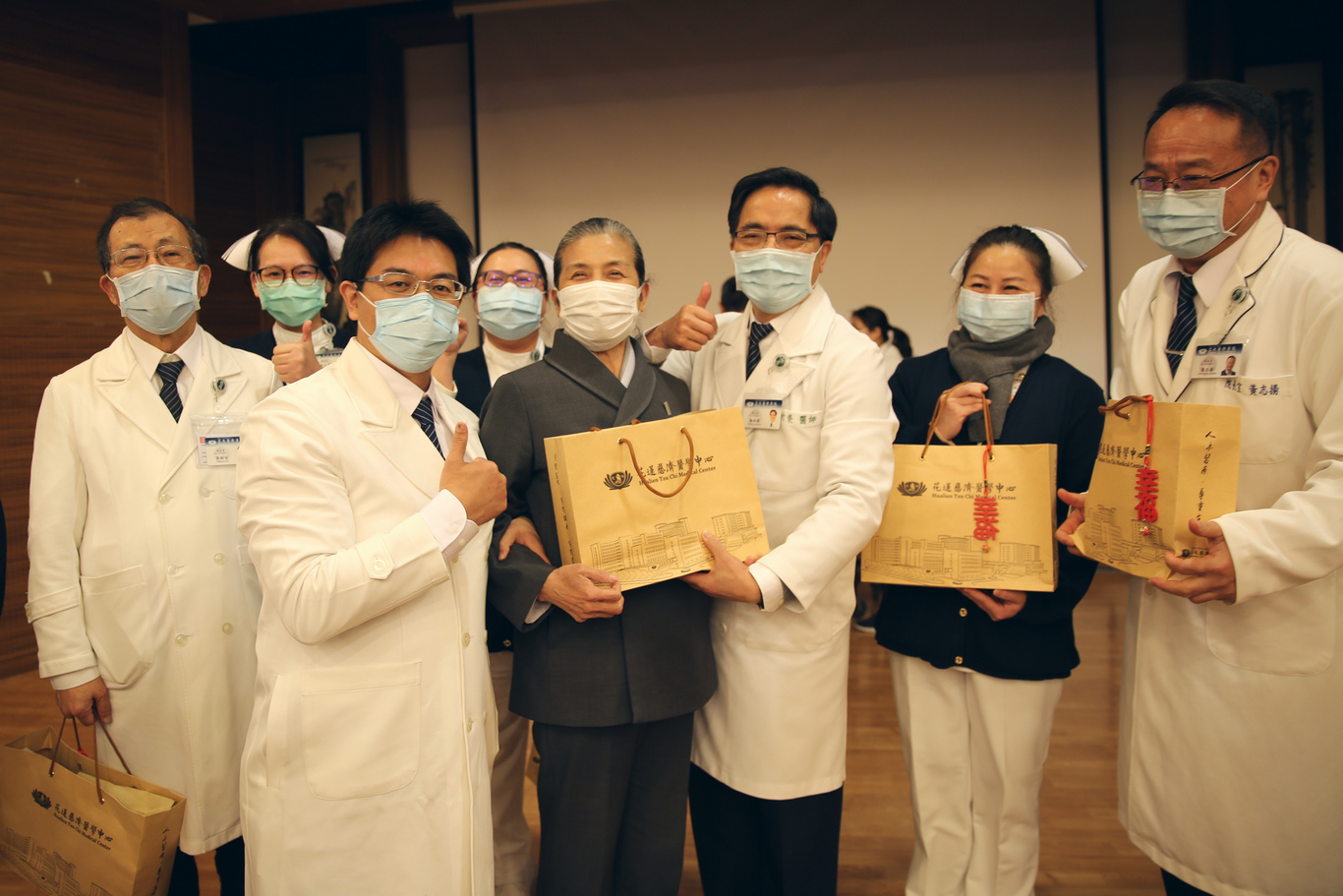 平安幸福感恩禮內含《人生必遇》、淨斯豆將粉、黑芝麻粉,還有花蓮慈院團隊研發的淨斯本草飲,增加志工的防疫力。 平安幸福感恩禮內含《人生必遇》、淨斯豆將粉、黑芝麻粉,還有花蓮慈院團隊研發的淨斯本草飲,增加志工的防疫力。