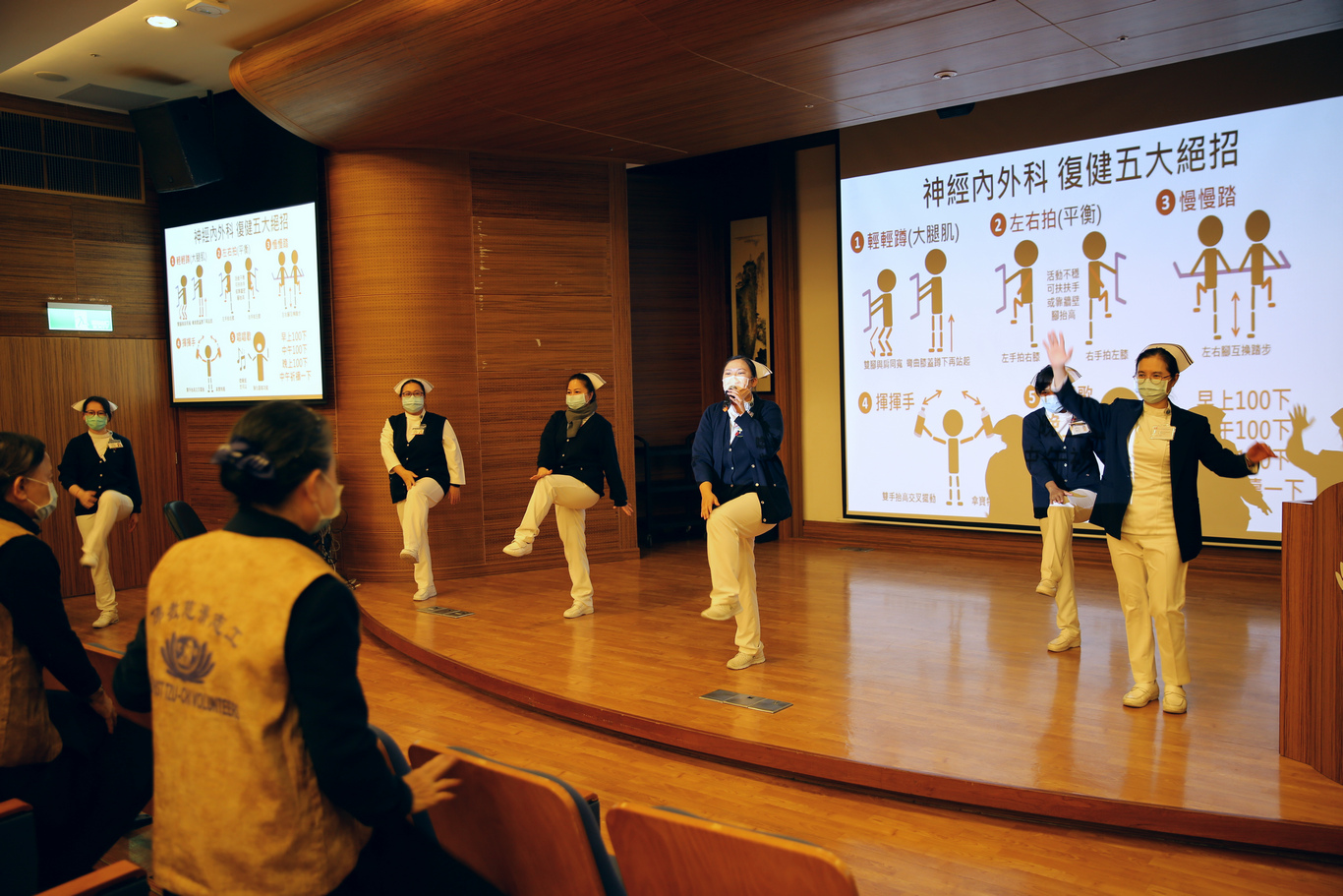 護理部團隊分享醒腦開竅的穴位及肌力訓練運動。