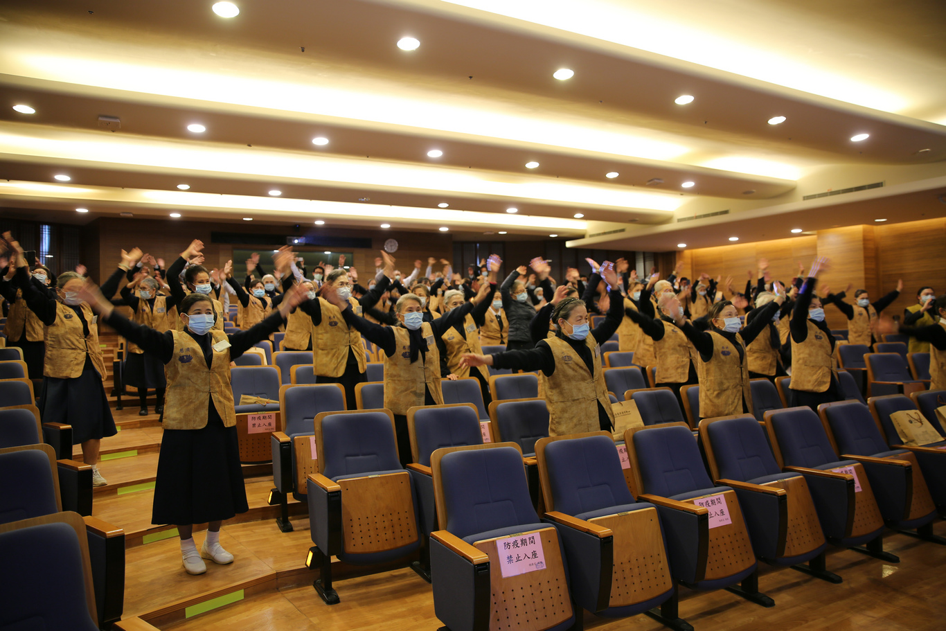 護理部團隊分享醒腦開竅的穴位及肌力訓練運動。 護理部團隊分享醒腦開竅的穴位及肌力訓練運動。