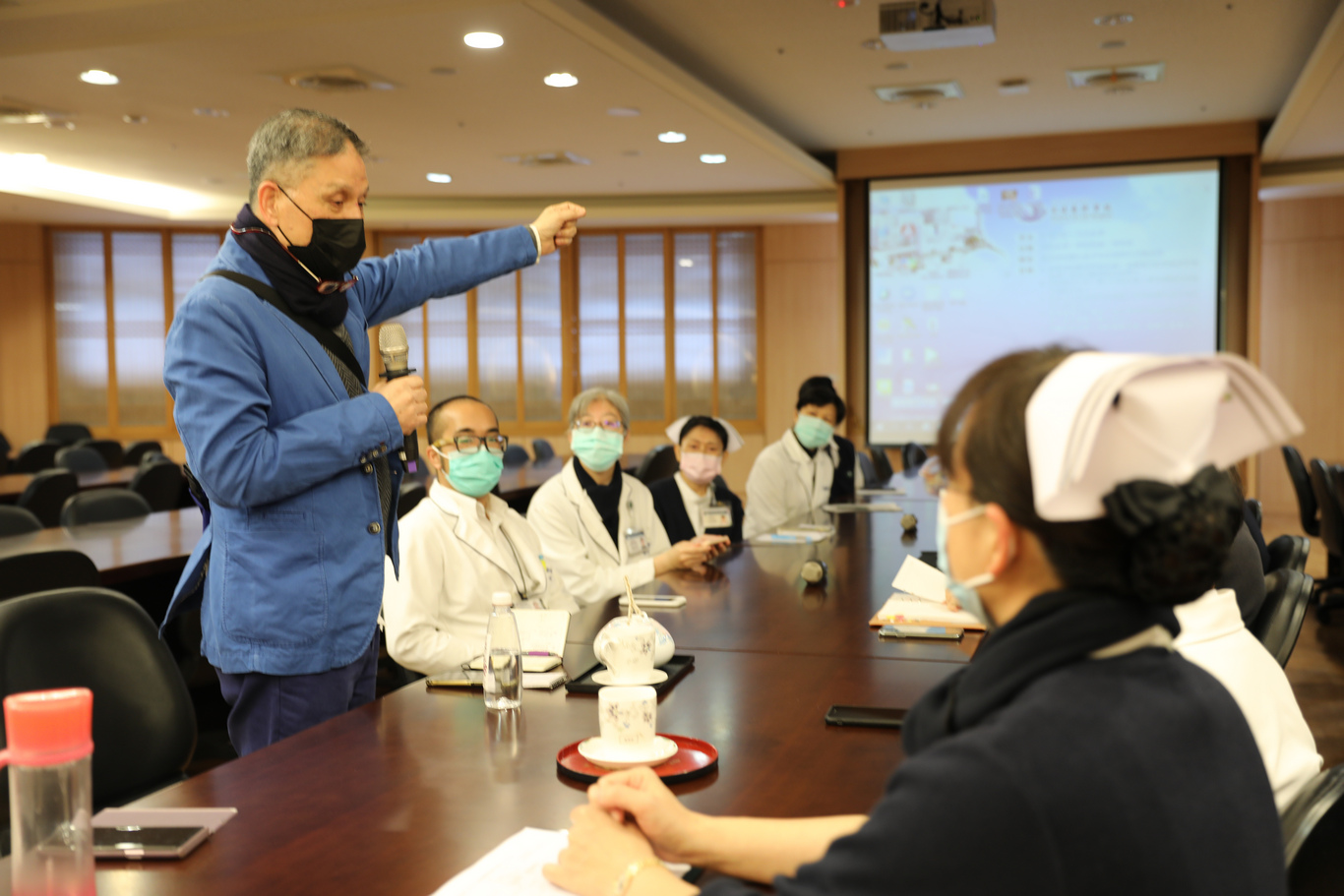 蘇國垚和各單位主管們進行行前共識會議。