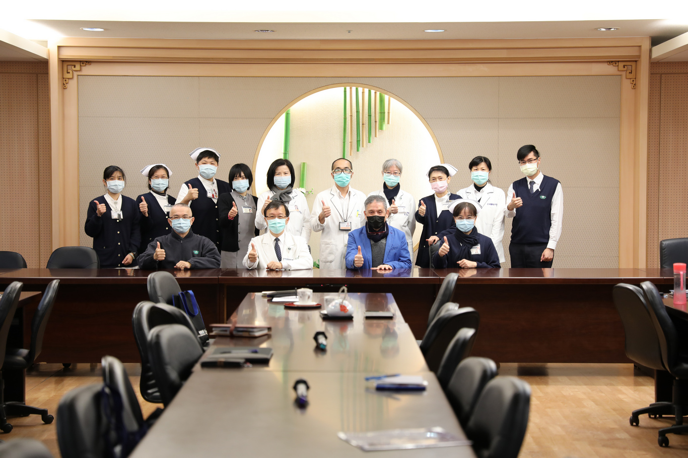 蘇國垚和各單位主管們進行行前共識會議。