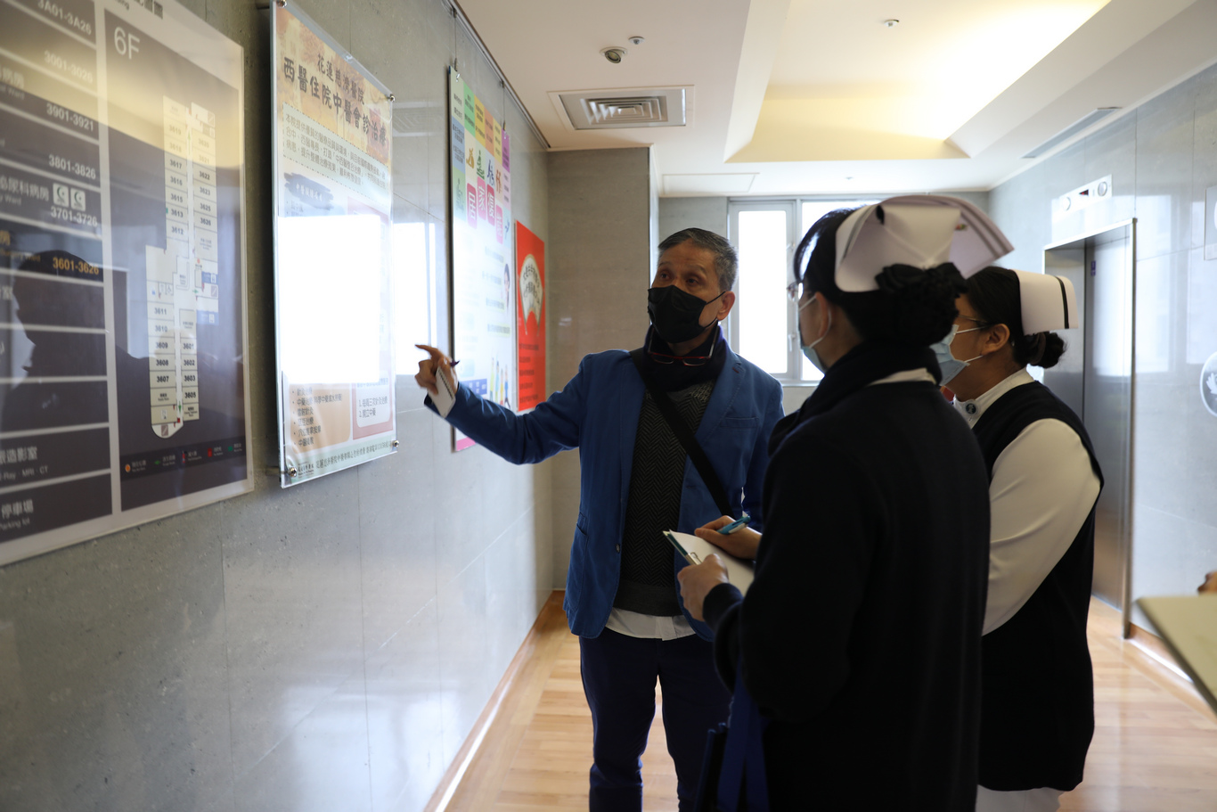 蘇國垚指出，合心樓六樓貼在護理站櫃台前的訪客探視時間公告，可以移到電梯出入口對面的牆上。