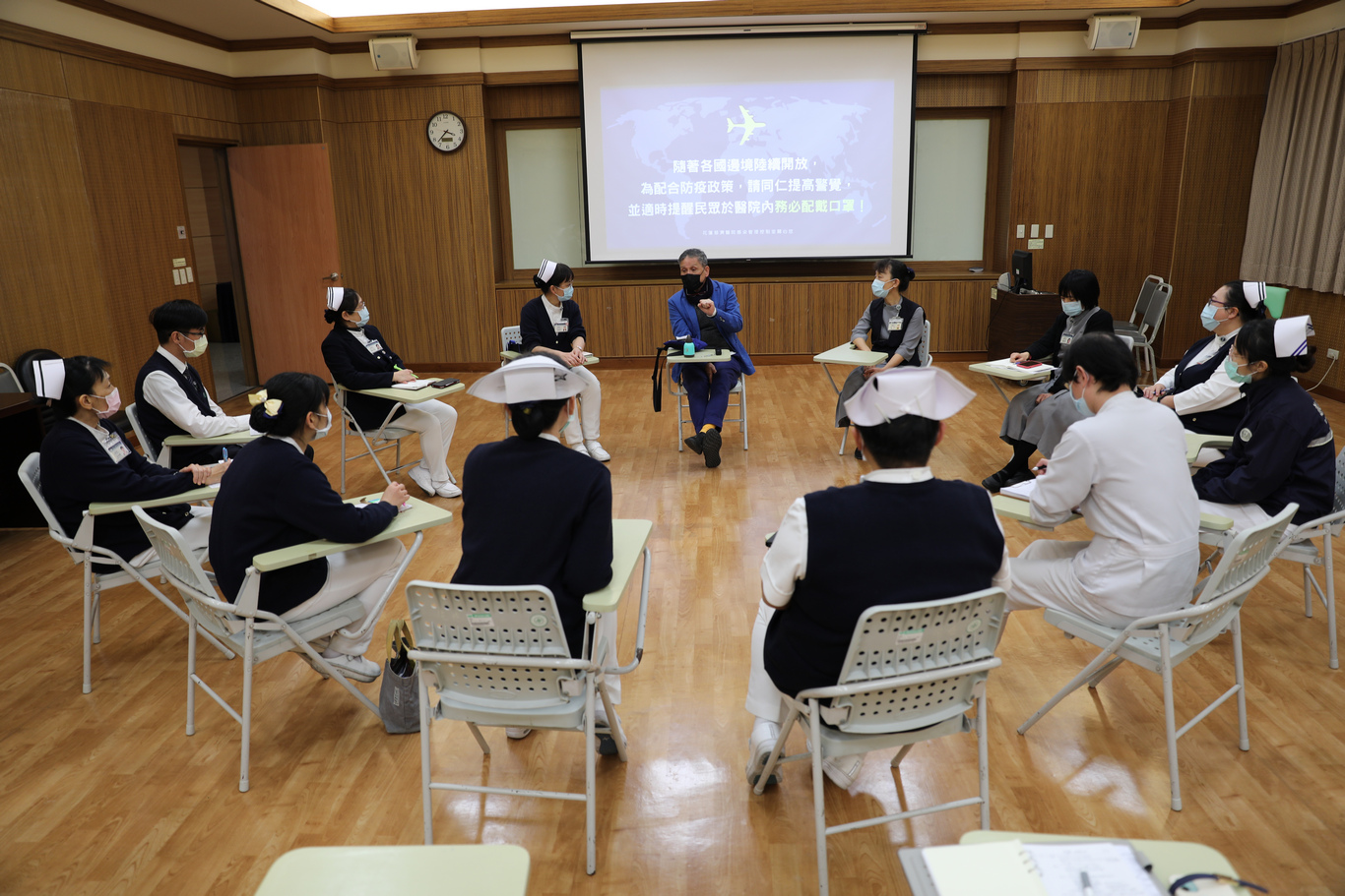 每日結束活動前，蘇國垚會與主管們開會整理當日的課程重點。