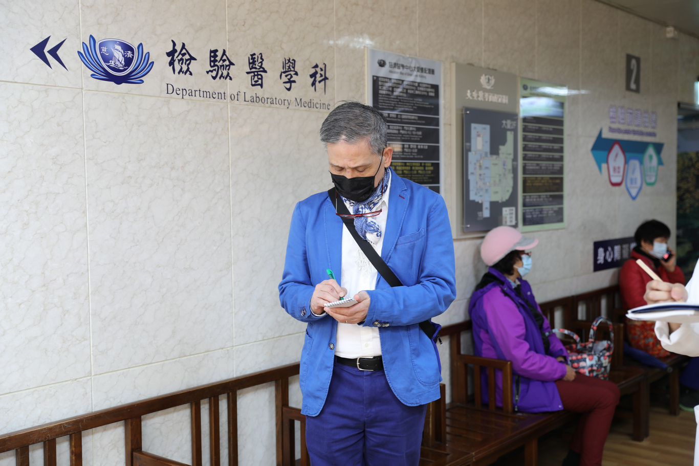 蘇國垚每到一處都會做筆記，紀錄下各單位的服務樣態與形式。