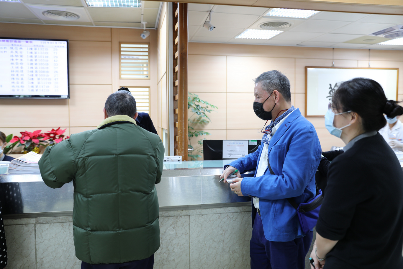 蘇國垚在門診大廳觀察志工及藥劑師與民眾的互動情形。