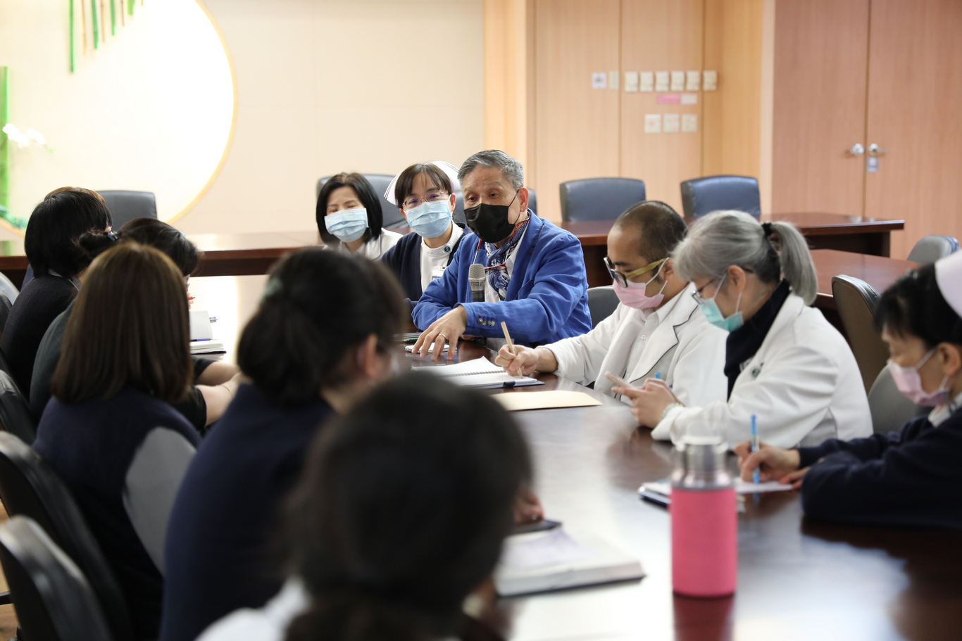 每日結束活動前，蘇國垚會與主管們開會整理當日的課程重點。