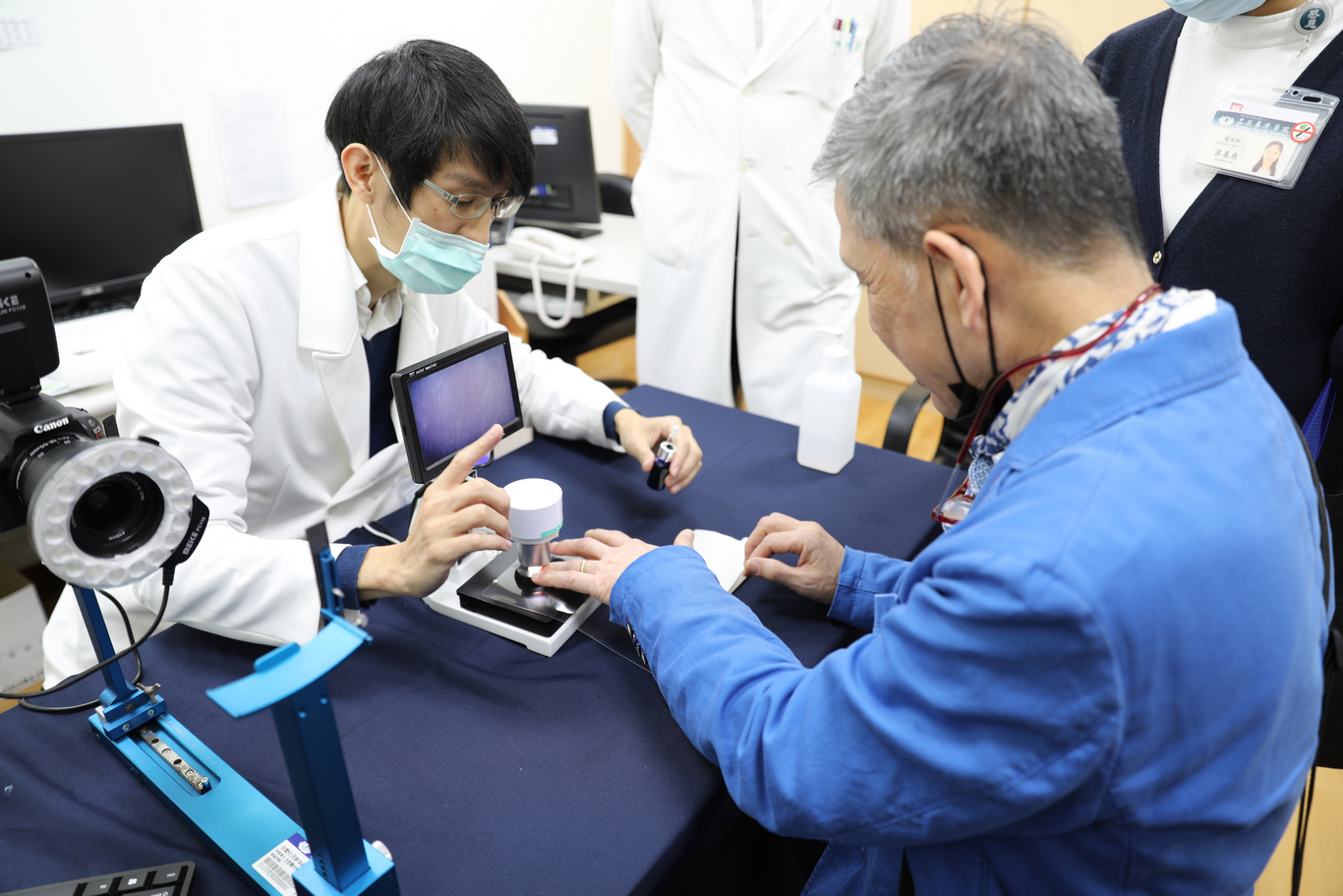 蘇國垚至中醫門診做脈診，使用心律大師、舌診儀與甲冑循環等儀器。