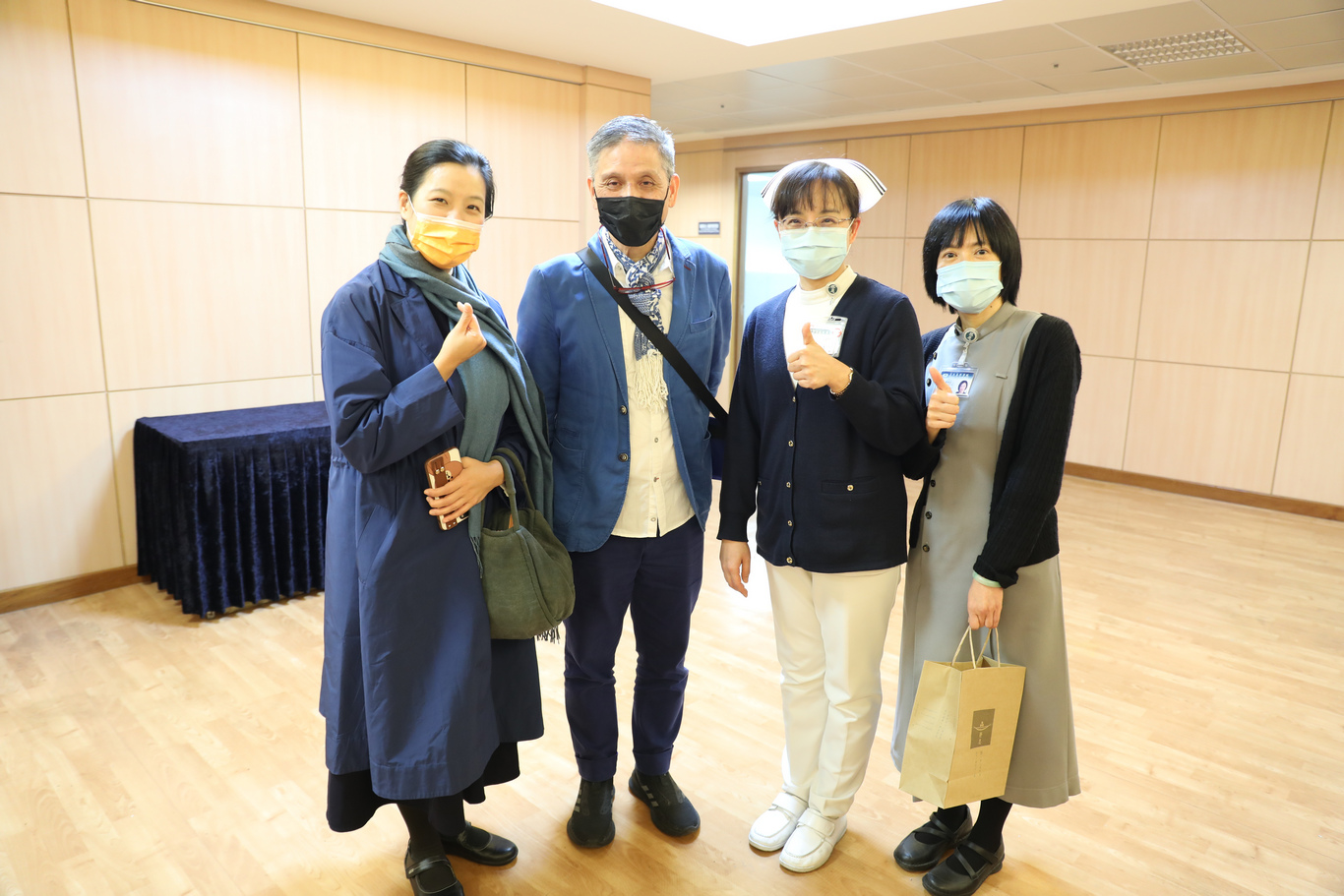 在蔡青兒師姊的介紹下，牽起蘇老師和花蓮慈院的緣分。左起蔡青兒師姊、蘇國垚、護理部呂基燕副主任、醫事室楊陵湘專員。