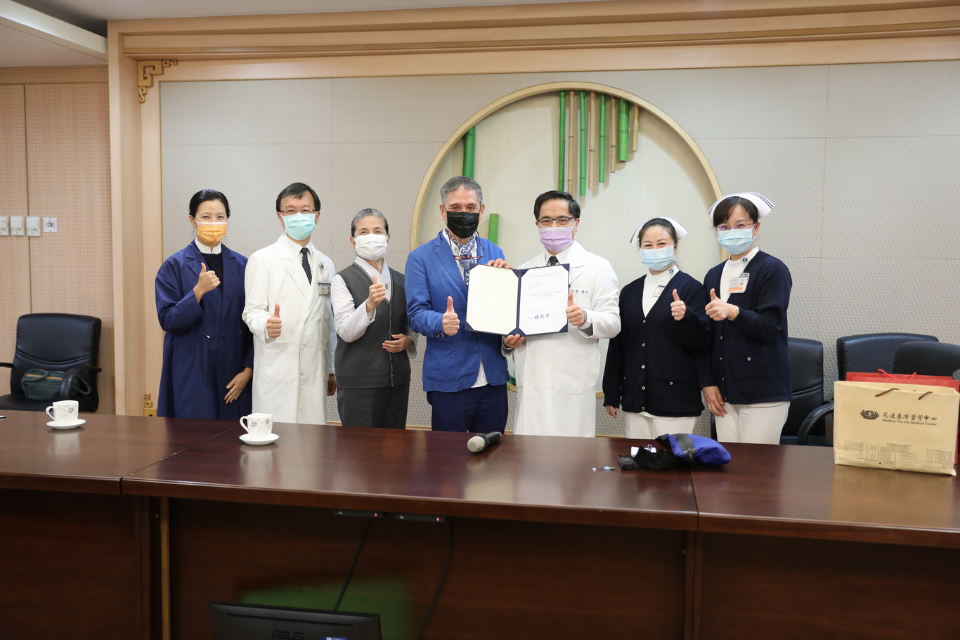 林欣榮院長親自頒發聘任書，敦聘蘇國垚老師為本院顧問。