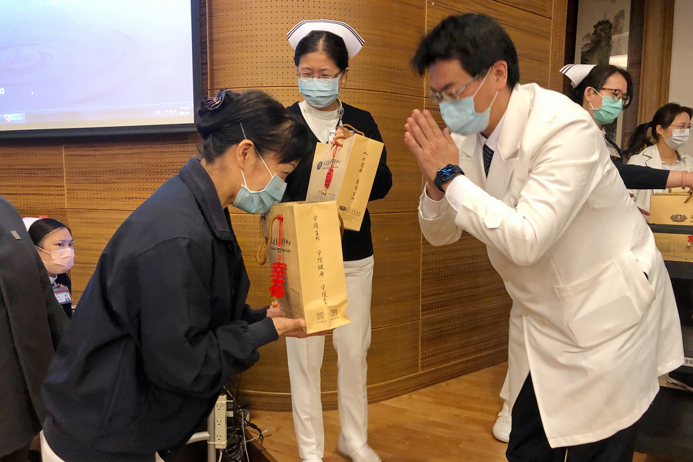 何宗融及護理部主任鍾惠君、副主任葉秀真、王琬詳等醫護團隊，代表全院送上平安幸福感恩禮。
