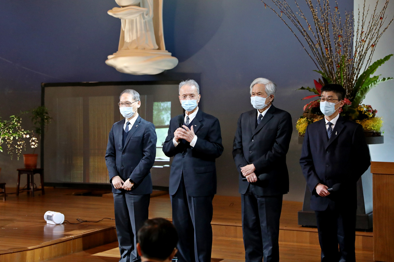 「我們一定跟隨　上人，力行環保、減少對地球的傷害。」林俊龍執行長說