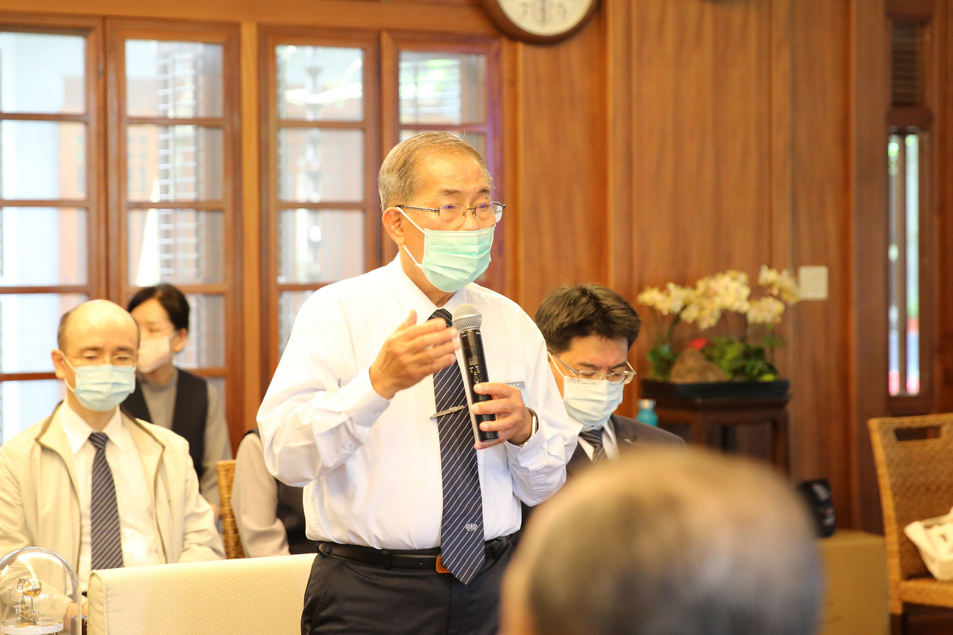 慈濟基金會菲律賓分會第二任執行長蔡萬擂（左）分享顏長偉發心立願的因緣。