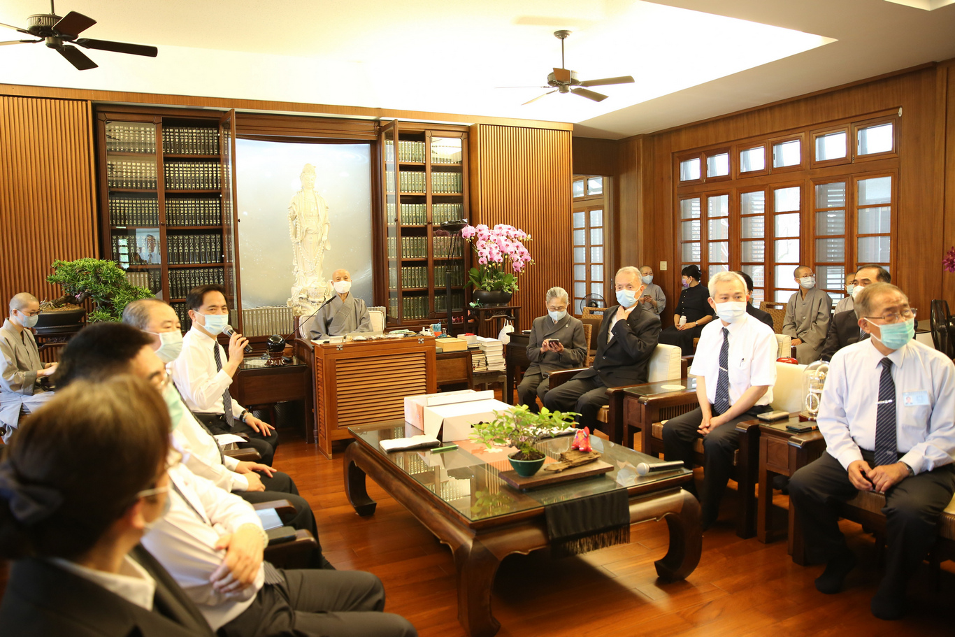 慈濟基金會菲律賓分會第二任執行長蔡萬擂（左）分享顏長偉發心立願的因緣。