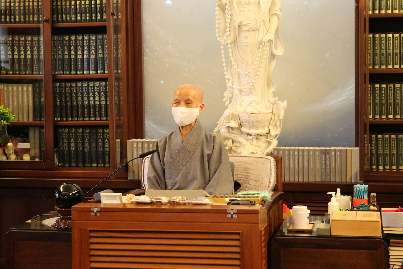 上人慈示，大家共同用愛來付出就是造福萬人，而及時把握付出，就是法喜充滿。