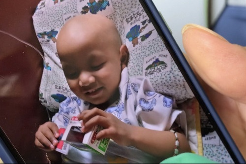 正偉的小孩，小小身軀，受盡病苦折磨，儘管待在醫院的時間很長，經常不舒服，但是只要精神好時，他就是大家的開心果