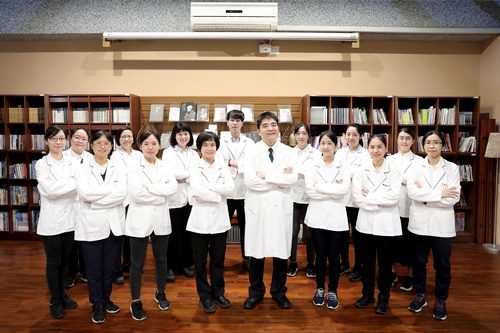 花蓮慈院營養科團隊由羅慶徽副院長（前排右四）與劉詩玉主任（前排右五）領軍，近二十位專業營養師為民眾服務