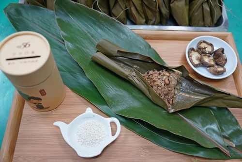 今年的「月桃米豆飯包」募愛心快閃活動，以米豆、圓糯米、香菇、蘿蔔乾、月桃葉包做成月桃米豆飯包