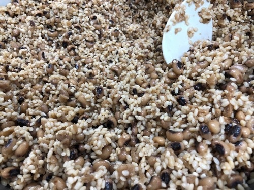 張慧芳營養師說，每個「月桃米豆飯包」米豆重量佔一半以上，充滿愛心蛋白質，能為同仁帶來滿滿的能量。