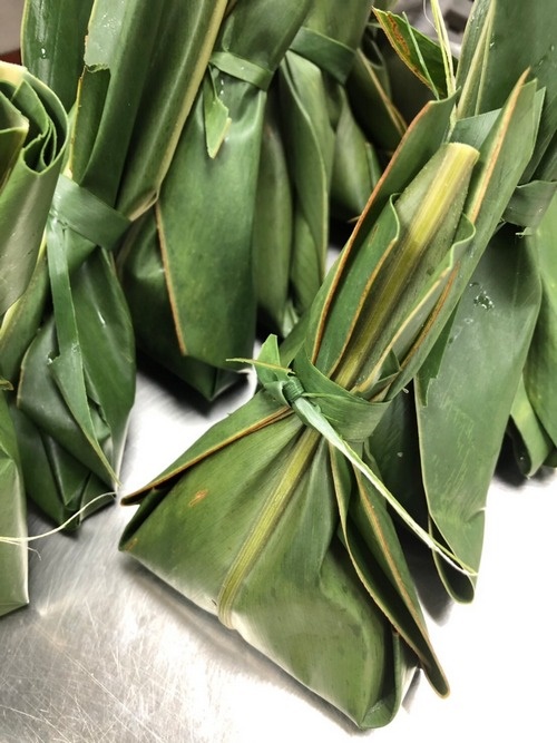 手工剛包好的「月桃米豆飯包」，個個都紮實飽滿