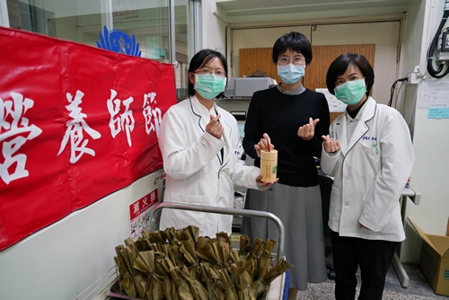 慈濟醫療法人同仁吳宜芳（中）趕來投下善款