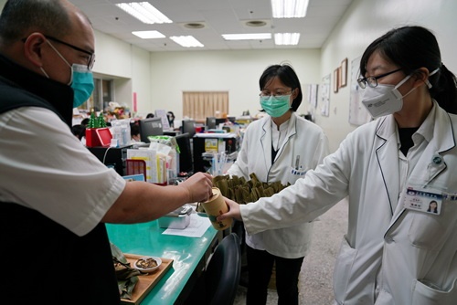 花蓮慈院同仁林永森（左一），也熱情帶其他同仁來響應「月桃米豆飯包」快閃活動