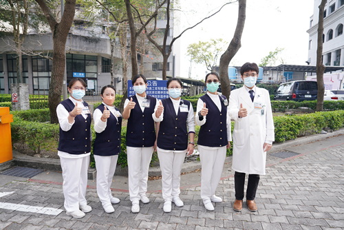 三月十五日，花蓮慈濟醫院放射腫瘤科主治醫師廖彥翔（右一起）、癌症醫學中心個案管理師謝樹蘭、蘇慧如、護理部血液腫瘤科病房護理長楊佩雯、耳鼻喉科病房護理長陳怜潔、整形外科護理長歐軒如，一起訪視癌友家莊先生、林小姐。